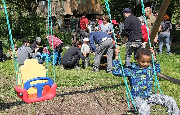 Brennnesselsuppe, Dinkelrisotto, Kontakte und erzählte Erlebnisse: Mittagspause am Arbeitstag auf dem Mooshof in Lenzburg. Foto: Alfred Gassmann