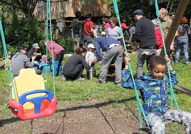 Brennnesselsuppe, Dinkelrisotto, Kontakte und erzählte Erlebnisse: Mittagspause am Arbeitstag auf dem Mooshof in Lenzburg. Foto: Alfred Gassmann