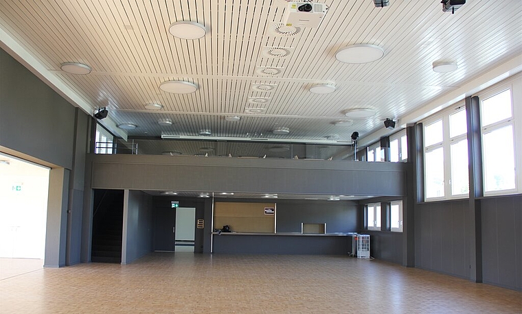 <em>Viel heller und einladender:</em> Der sanierte Saalbau in Boniswil. Foto: Alfred Gassmann