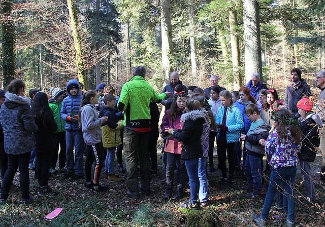 <em>Viel über den Wald erfahren:</em> Waldschultag der Forstdienste Lenzia für Mittelstufenschüler der Region. Foto: Alfred Gassmann