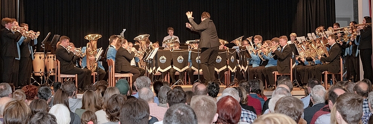 <em>Logistisches Meisterstück: </em>60 Musiker der A- und B-Band spielten gemeinsam die «Overture To The Opera Norma». Foto: Peter Winkelmann
