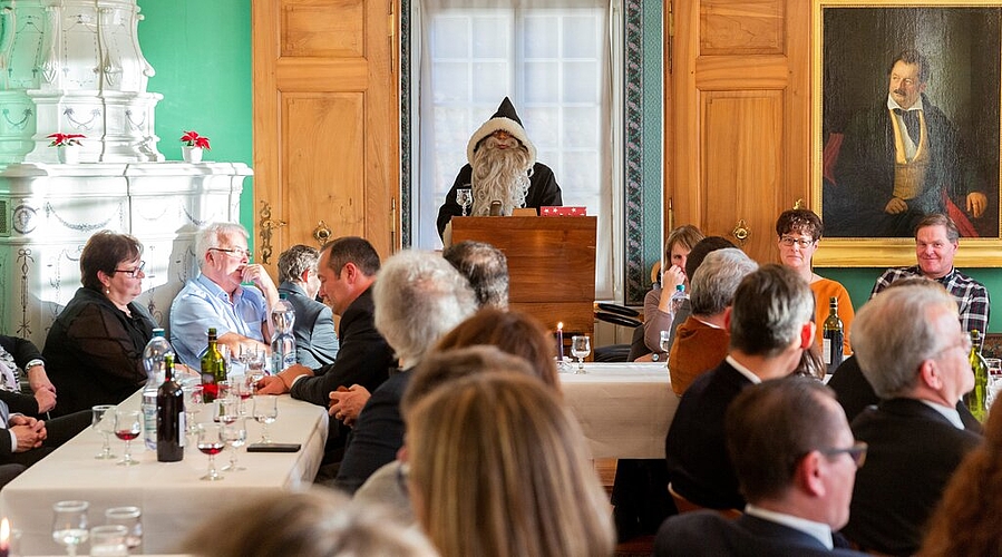 <em>Dichtestress im Burghaldenhaus:</em> Der Stadtchlaus vor den versammelten Gemeindeammännern und -schreibern. Fotos: Severin Bigler