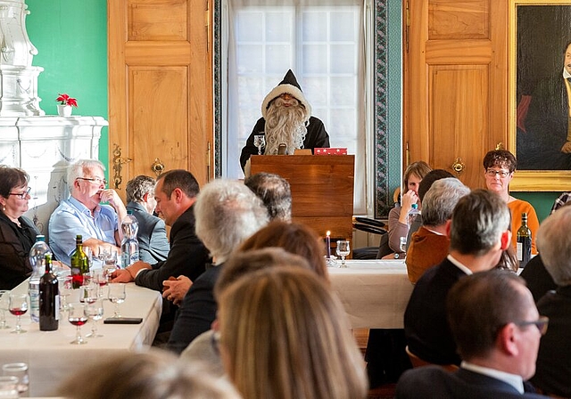<em>Dichtestress im Burghaldenhaus:</em> Der Stadtchlaus vor den versammelten Gemeindeammännern und -schreibern. Fotos: Severin Bigler