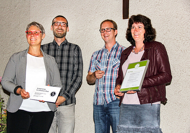 Durften das Zertifikat entgegennehmen: Umweltbeauftragte Brigitta Bölsterli und die Delegation mit Martin Kammerhofer, Patrick Maurer und Luzia Küng. Foto: Alfred Gassmann