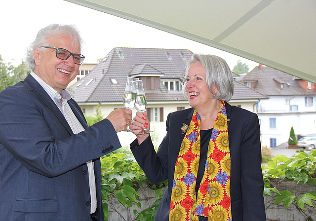 Kaufvertrag unter Dach und Fach: Jürg Link und Karin Büchli stossen darauf an. Foto: Alfred Gassmann