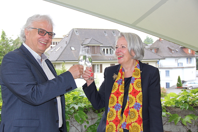 Kaufvertrag unter Dach und Fach: Jürg Link und Karin Büchli stossen darauf an. Foto: Alfred Gassmann