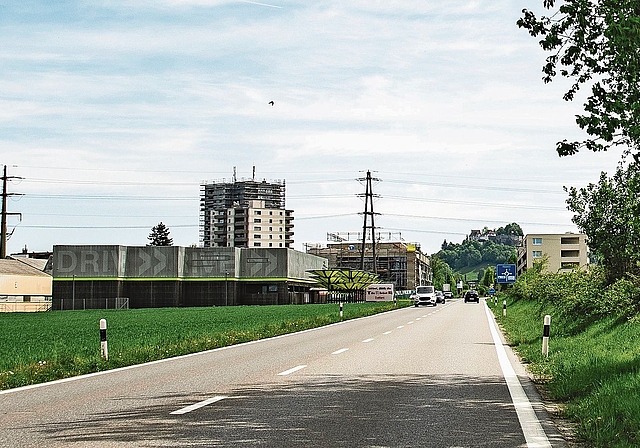 Die geplante Busspur führt vom Gebiet Schoren Richtung Kreisel Zelgli in Staufen.Foto: Peter Winkelmann 