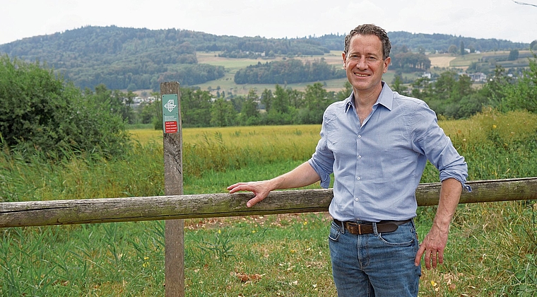 Matthias Betsche vor einem der wichtigsten Feuchtbiotope der Schweiz: Dem Boniswiler-Seenger Ried. Foto: Rinaldo Feusi