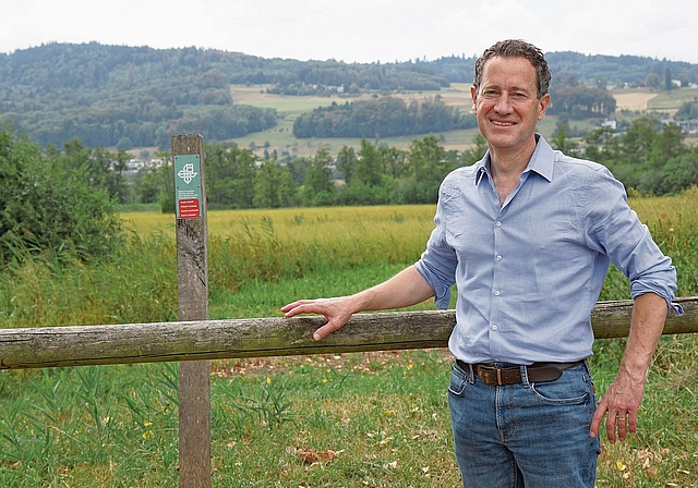 Matthias Betsche vor einem der wichtigsten Feuchtbiotope der Schweiz: Dem Boniswiler-Seenger Ried. Foto: Rinaldo Feusi