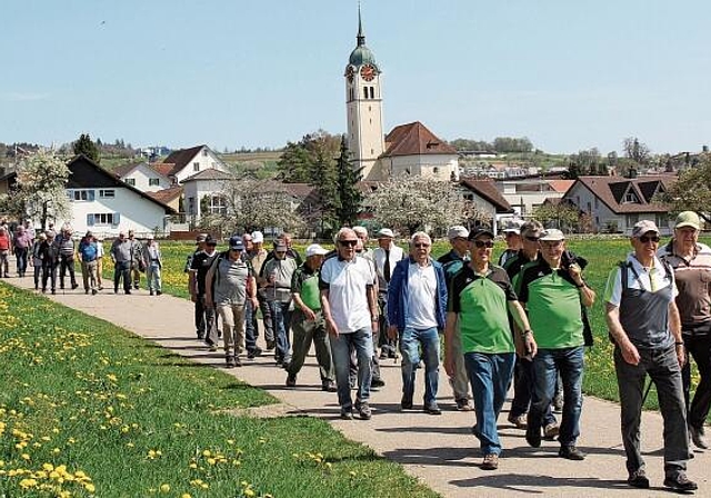 Labsal für Körper und Geist: Turnveteranen wandern in Seengen in den Frühling hinein. Foto: Alfred Gassmann