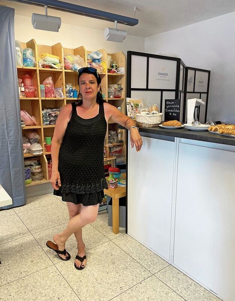 Hat sich einen Traum erfüllt: Sonja Schärer in ihrem neuen Lokal. Foto: Hanny Dorer