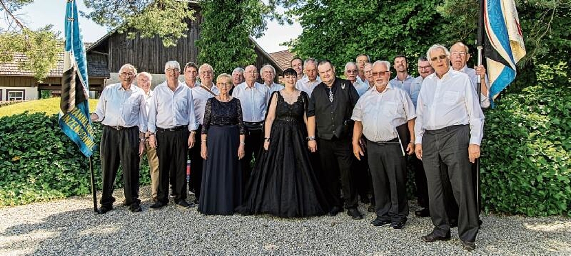 Letzter Auftritt: Die Sänger des Männerchors Hunzenschwil-Schafisheim sangen auf der Hochzeit von Präsident Lukas Frey, unterstützt vom Männerchor Seon, ein letztes Mal gemeinsam. Foto: zvg
