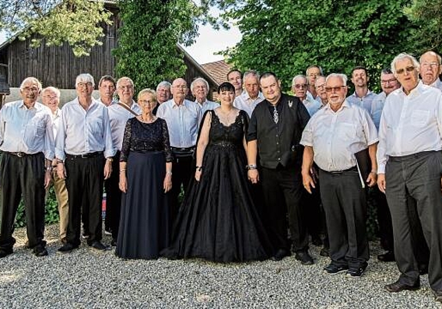 Letzter Auftritt: Die Sänger des Männerchors Hunzenschwil-Schafisheim sangen auf der Hochzeit von Präsident Lukas Frey, unterstützt vom Männerchor Seon, ein letztes Mal gemeinsam. Foto: zvg
