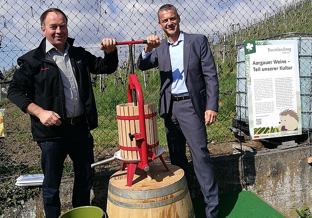 Neuer Posten für Buurelandweg: Die Verbandspräsidenten Alois Huber und Roland Michel eröffnen an der Presse der Station «Weinbau Aargau» die zweite Saison. Foto: Fritz Thut