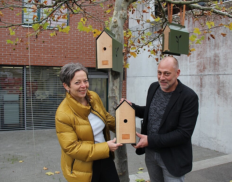 <em>Viele Entwicklungsschritte bewältigt: </em>Lucia Lanz und Ivar Martin präsentieren den verkaufsbereiten Nistkasten für Meisen. Foto: AG