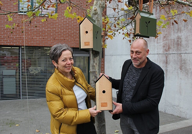 <em>Viele Entwicklungsschritte bewältigt: </em>Lucia Lanz und Ivar Martin präsentieren den verkaufsbereiten Nistkasten für Meisen. Foto: AG