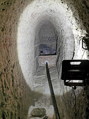 Der Anfang: Fassung im restaurierten Wasserstollen. Foto: Fritz Thut
