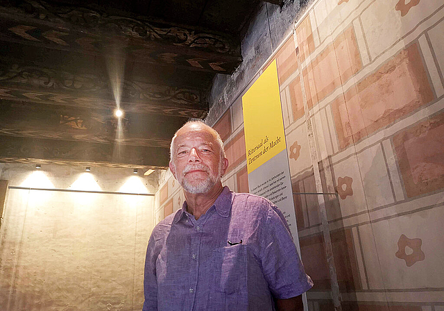Lieblingsraum im Schloss Hallwyl: Ex-Konservator Thomas Frei im Rittersaal des Hinteren Schlosses. Foto: Fritz Thut
