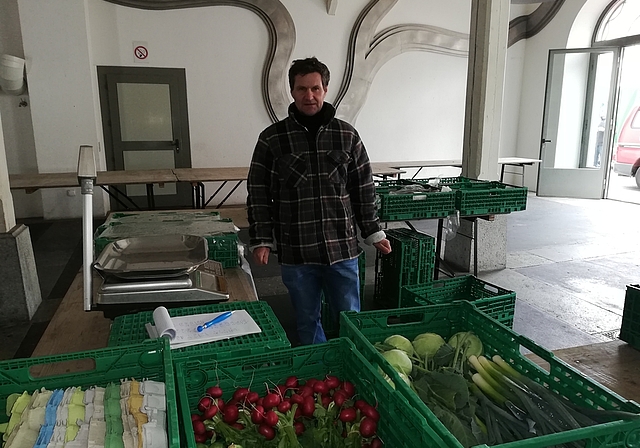 Enttäuschung unter den Marktfahrern ist gross: Hanspeter Neuenschwander packt als Letzter sein Gemüse zusammen. Foto: Carolin Frei