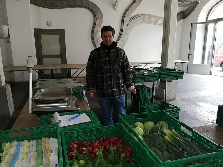 Enttäuschung unter den Marktfahrern ist gross: Hanspeter Neuenschwander packt als Letzter sein Gemüse zusammen. Foto: Carolin Frei
