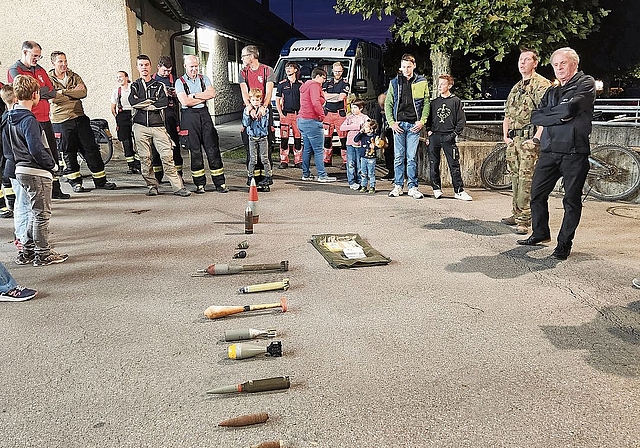 Das Kamir der Armee präsentiert die verschiedenen Granaten. Foto: zvg