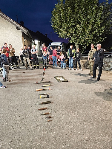 Das Kamir der Armee präsentiert die verschiedenen Granaten. Foto: zvg