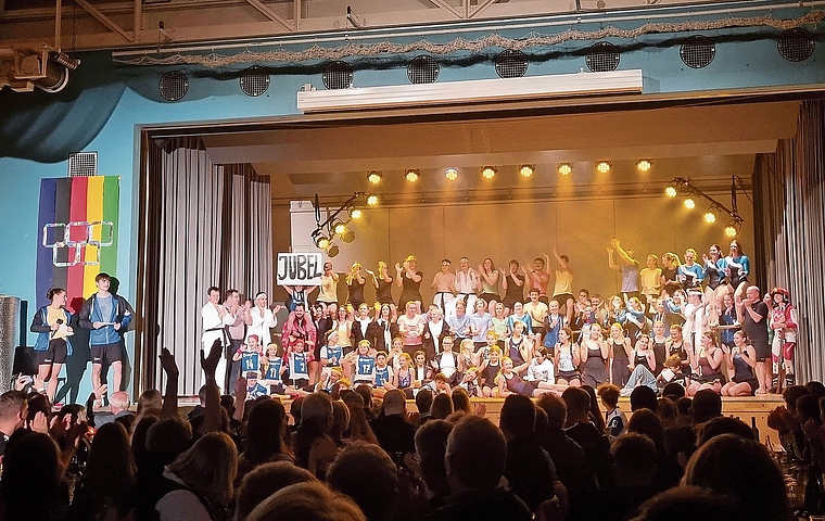 Fürs Schlussbild kam der komplette STV Meisterschwanden auf die BühneFoto: Debora Hugentobler