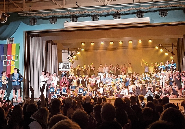 Fürs Schlussbild kam der komplette STV Meisterschwanden auf die BühneFoto: Debora Hugentobler