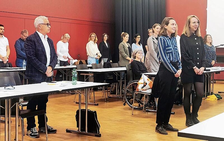 Zwei neue Einwohnerrätinnen: Sofie Kamber (SP) und Sigrid Schärer (Grüne) bei ihrer Inpflichtnahme vor dem Rat. Foto: Fritz Thut