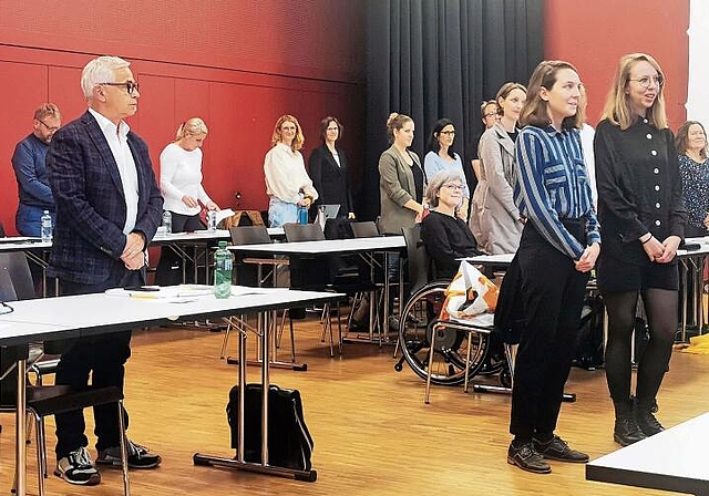 Zwei neue Einwohnerrätinnen: Sofie Kamber (SP) und Sigrid Schärer (Grüne) bei ihrer Inpflichtnahme vor dem Rat. Foto: Fritz Thut