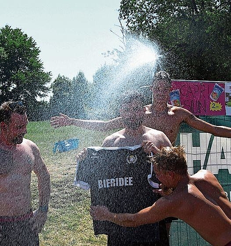 Erfrischung: Eine kühle Dusche bei dieser Hitze war Gold wert. Foto: Andreas Walker