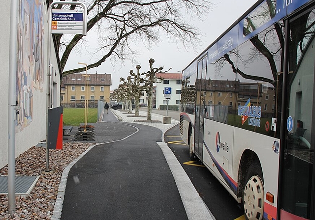 Bushaltestelle Gemeindehaus Hunzenschwil: Bereits hindernisfrei gestaltet, nun kommt noch ein Wetterschutz für die wartenden Busbenützer hinzu. Foto: Alfred Gassmann