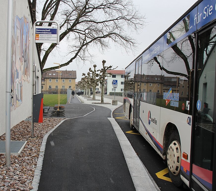 Bushaltestelle Gemeindehaus Hunzenschwil: Bereits hindernisfrei gestaltet, nun kommt noch ein Wetterschutz für die wartenden Busbenützer hinzu. Foto: Alfred Gassmann