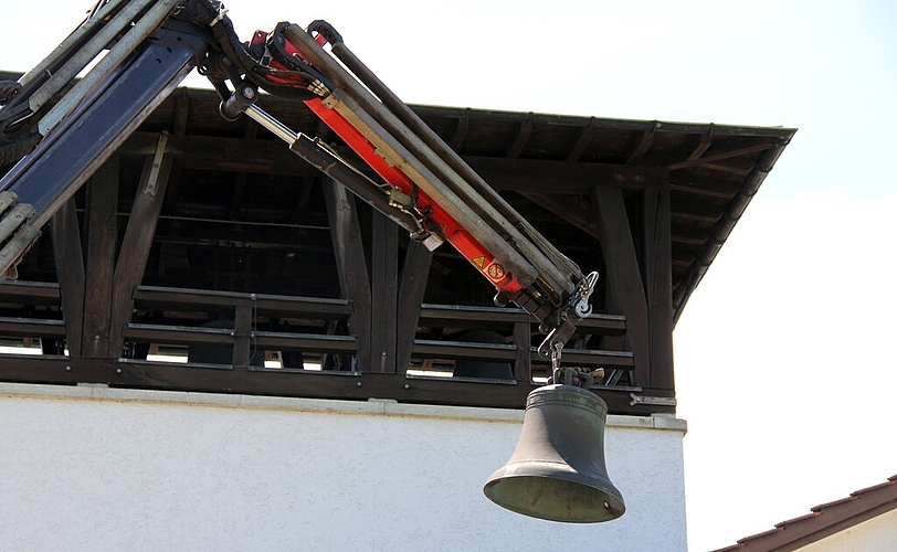 <em>Verlässt den Glockenturm der reformierten Kirche Birmenstorf:</em> Demontage der 1519 gegossenen Lenzburger Abendglocke vor zehn Tagen. Fotos: Alfred Gassmann
