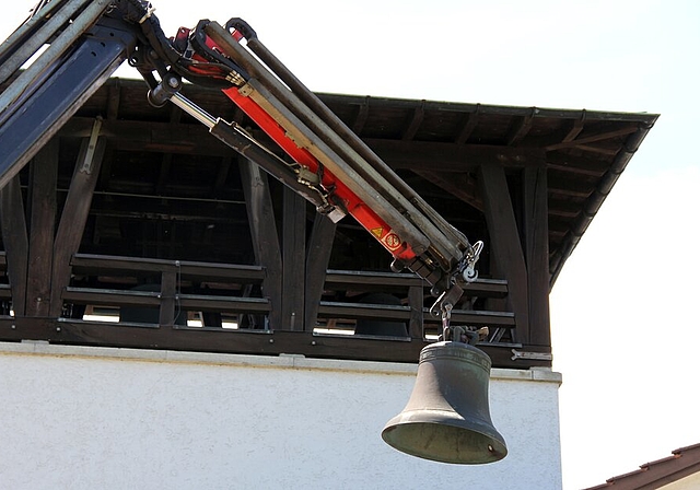 <em>Verlässt den Glockenturm der reformierten Kirche Birmenstorf:</em> Demontage der 1519 gegossenen Lenzburger Abendglocke vor zehn Tagen. Fotos: Alfred Gassmann
