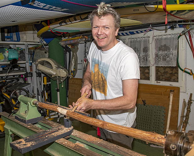 Eine gute Geissel braucht einen festen Griff: Mario Birrer drechselt die Stiele selber. Harte Arbeit im Gegensatz zur filigraneren Tätigkeit als Coiffeur. Foto: Peter Winkelmann
