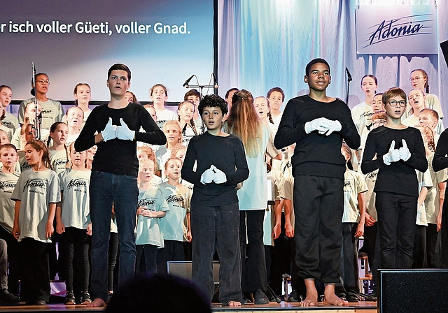 Begeistern das Publikum: Die Kinder führen das Adonia-Musical auf.Foto: Michael Freiburghaus