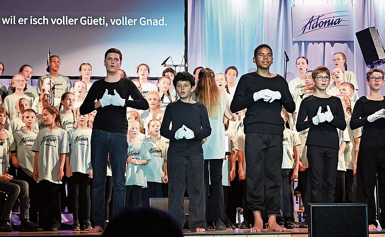 Begeistern das Publikum: Die Kinder führen das Adonia-Musical auf.Foto: Michael Freiburghaus