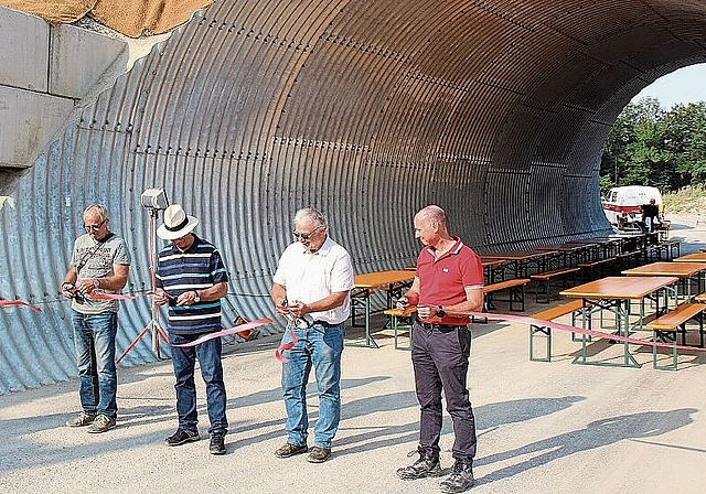 Banddurchschnitt kommt vor dem Applaus: Gemeinderat Anton Grob, Stadtrat Martin Stücheli, Gemeindeammann Jürg Link und Geschäftsführer Michael Sutter. Foto: Alfred Gassmann