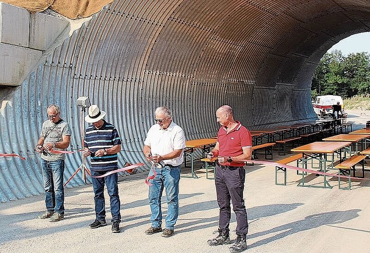 Banddurchschnitt kommt vor dem Applaus: Gemeinderat Anton Grob, Stadtrat Martin Stücheli, Gemeindeammann Jürg Link und Geschäftsführer Michael Sutter. Foto: Alfred Gassmann