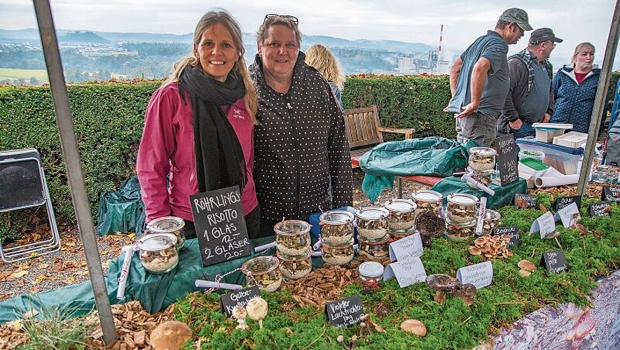 Schön dekoriert und ansprechend: Sylvia Spiess und Manuela Senn vom Pilzverein Mellingen konnten viel Wissenswertes über die Pilze und das Pilzsammeln erzählen. Foto: Peter Winkelmann