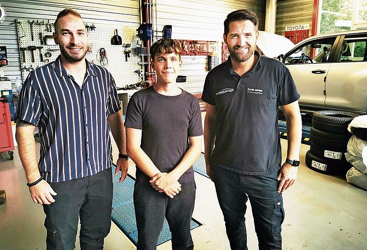 Schule, Schüler, Betrieb: Sam Häusermann von der Regionalschule Lenzburg, SchülerJavier und Werkstattchef Elvir Civric von der Südwestgarage finden «Lift» eine gute Sache. Foto: Fritz Thut