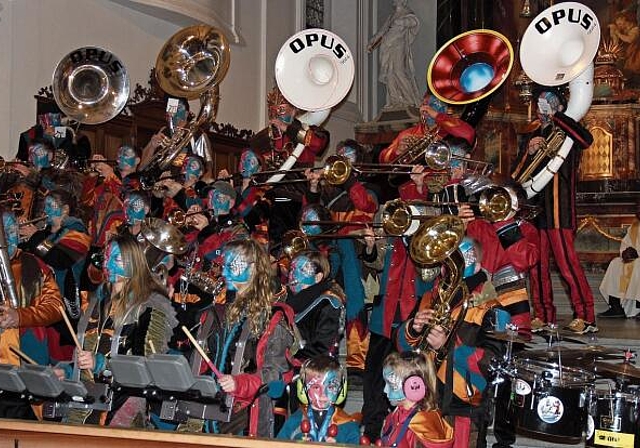 In der Kirche mit Beifall überschüttet: Die Sarmenstorfer Guggenmusik Opus 5614 im Gottesdienst. Foto: Alfred Gassmann