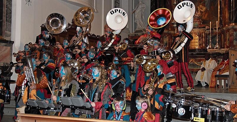 In der Kirche mit Beifall überschüttet: Die Sarmenstorfer Guggenmusik Opus 5614 im Gottesdienst. Foto: Alfred Gassmann