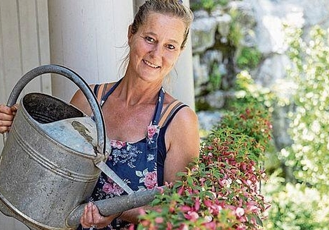 Arbeitet auf Schloss Wildegg: Gärtnerin Tanya van der Laan.Foto: MA/Pascal Meier