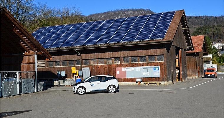 Solarstrom: Die Einwohnergemeinde Auenstein produziert in Zusammenarbeit mit der AEW Energie AG auf den Dächern des Holzschopfes beim Werkhof und des Schulhauses Bündte erneuerbare Energie. (zvg)