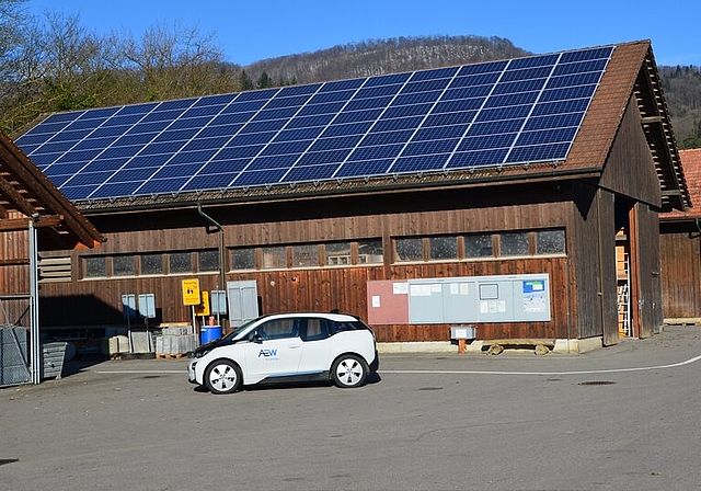 Solarstrom: Die Einwohnergemeinde Auenstein produziert in Zusammenarbeit mit der AEW Energie AG auf den Dächern des Holzschopfes beim Werkhof und des Schulhauses Bündte erneuerbare Energie. (zvg)