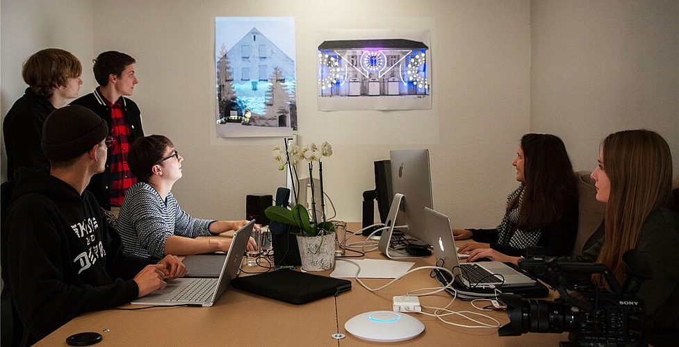 Junges Team: Der Lichtkünstler Samuel Vogel (mit Brille) mit seinen Mitarbeiterinnen und Mitarbeitern ist für die Projektionen am «Klingenden Lichterfest» in Lenzburg zuständig. Foto: zvg