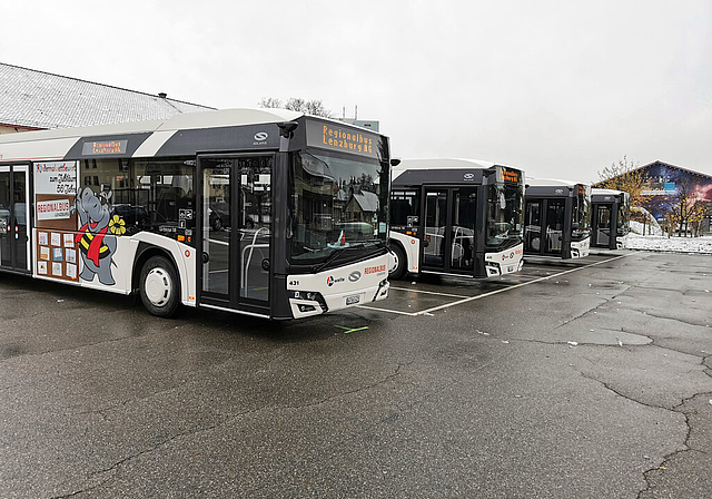 Aus polnischer Produktion: Die vier neuen Fahrzeuge der Regionalbus Lenzburg AG in Reih und Glied auf dem Zeughausareal. Foto: Fritz Thut