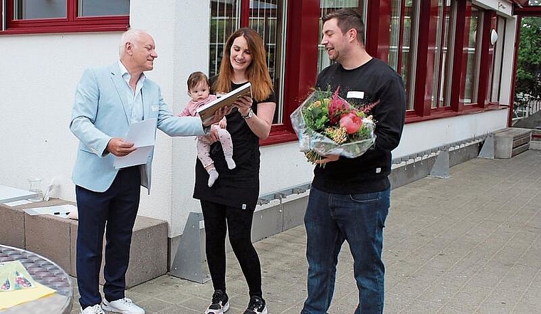 3000. Einwohnerin: Gemeindeammann Meinrad Baur gratuliert Sophia Weber und überreicht den Eltern Urkunde und Blumen. Foto: Alexander Studer